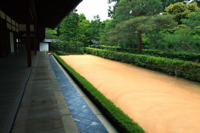 The sand-floored garden, now seen on the right, is made of red clay sand in the colour of light red-brown.